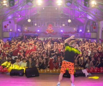 Karnevalsfans bringen die Schützenhalle zum Beben