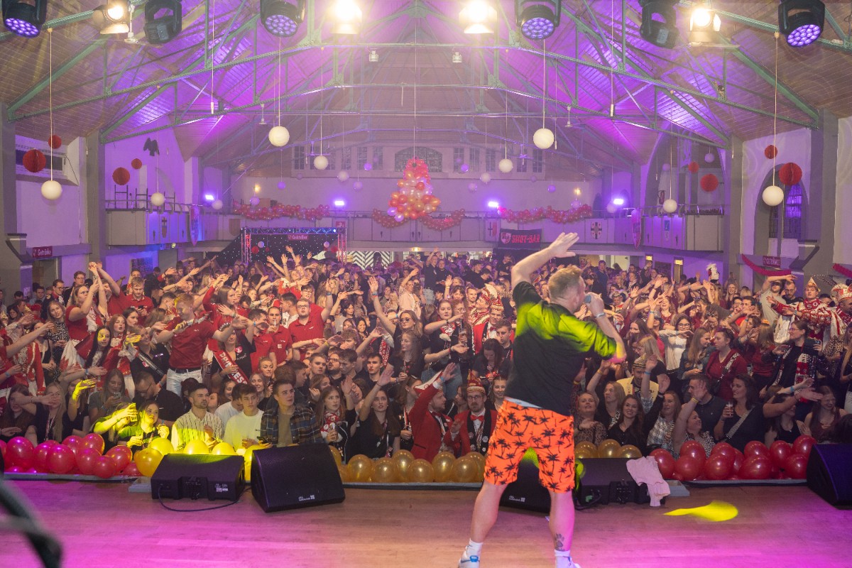 Karnevalsfans bringen die Schützenhalle zum Beben