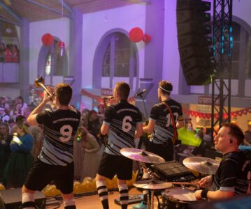 Über 1.000 ausgelassene Frauen feiern bunte Damensitzung