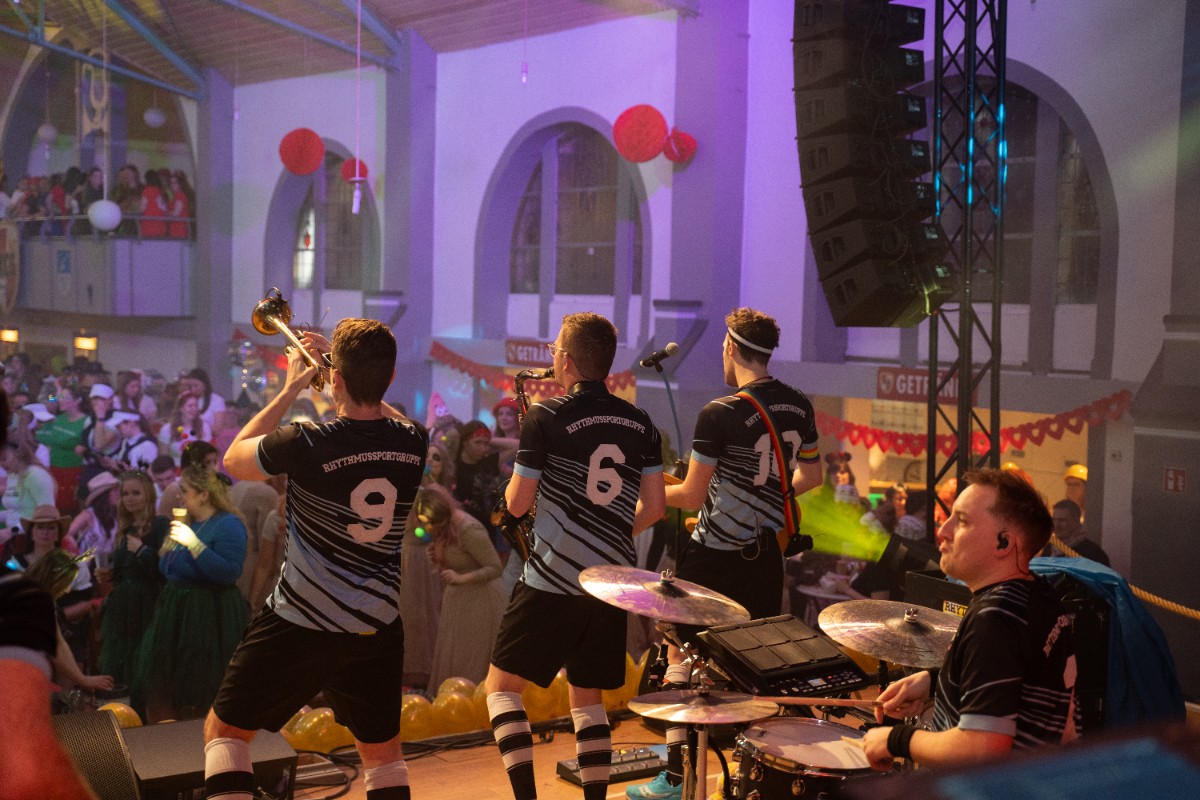 Über 1.000 ausgelassene Frauen feiern bunte Damensitzung