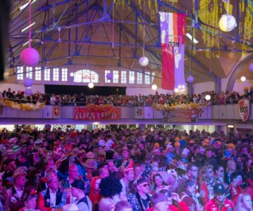 „Einfach geil!“ – 1.500 Jecke im Veilchendienstagsumzug