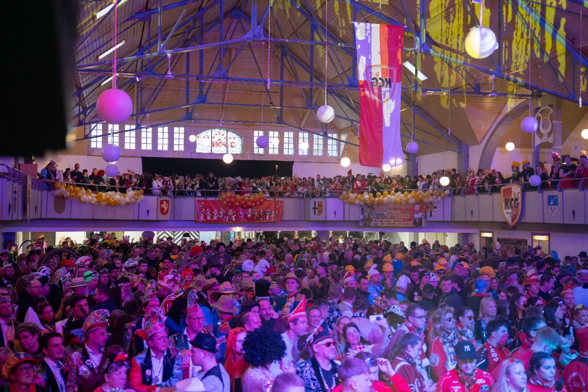 „Einfach geil!“ – 1.500 Jecke im Veilchendienstagsumzug